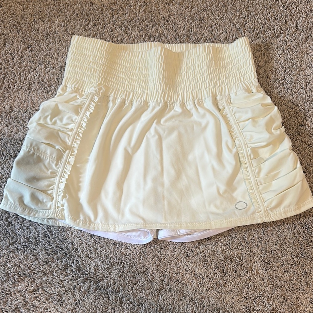 Cream Skorts with Elastic Waistband and Lightweight Fabric